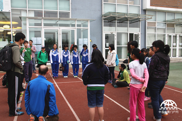 4月19日，来自国际学校和本地学校的根与芽小组同学齐聚北京英国国际学校顺义校区，通过游戏互动，分享了各自的环保活动成果与经验，共同迎接第45个世界地球日的到来。图为破冰游戏。中国发展门户网 杨霄霄拍摄