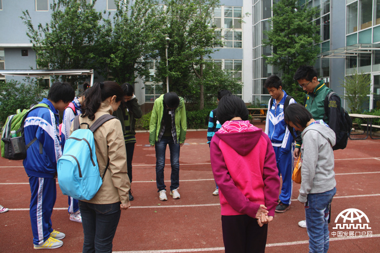 4月19日，来自国际学校和本地学校的根与芽小组同学齐聚北京英国国际学校顺义校区，通过游戏互动，分享了各自的环保活动成果与经验，共同迎接第45个世界地球日的到来。图为破冰游戏。中国发展门户网 杨霄霄拍摄