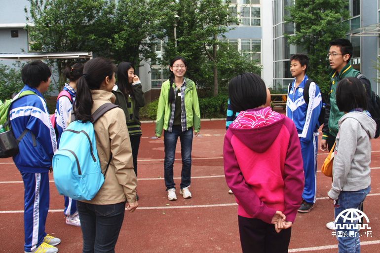 4月19日，来自国际学校和本地学校的根与芽小组同学齐聚北京英国国际学校顺义校区，通过游戏互动，分享了各自的环保活动成果与经验，共同迎接第45个世界地球日的到来。图为破冰游戏。中国发展门户网 杨霄霄拍摄