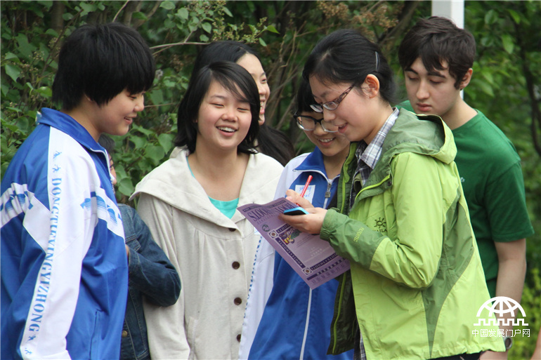 4月19日，来自国际学校和本地学校的根与芽小组同学齐聚北京英国国际学校顺义校区，通过游戏互动，分享了各自的环保活动成果与经验，共同迎接第45个世界地球日的到来。图为“环保知多少”寻宝游戏。中国发展门户网 杨霄霄拍摄