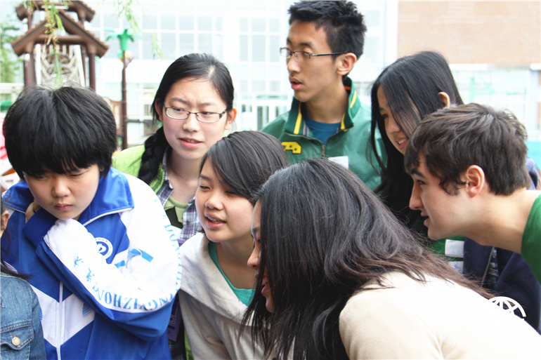 4月19日，来自国际学校和本地学校的根与芽小组同学齐聚北京英国国际学校顺义校区，通过游戏互动，分享了各自的环保活动成果与经验，共同迎接第45个世界地球日的到来。图为“环保知多少”寻宝游戏。中国发展门户网 杨霄霄拍摄