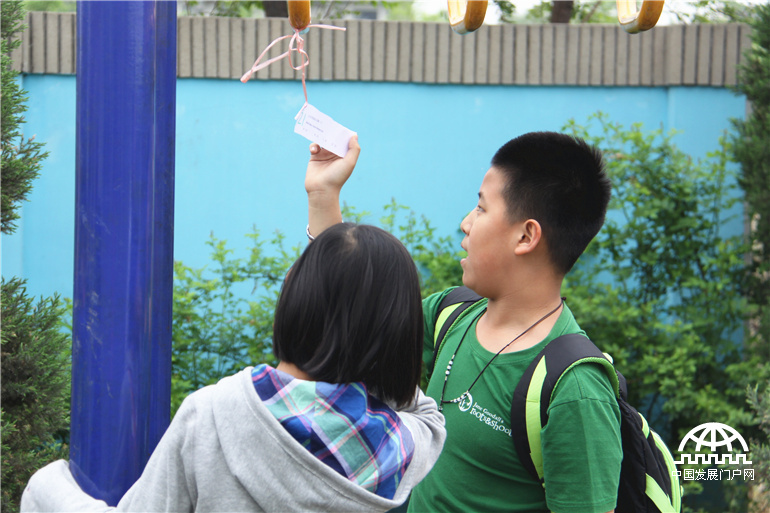 4月19日，来自国际学校和本地学校的根与芽小组同学齐聚北京英国国际学校顺义校区，通过游戏互动，分享了各自的环保活动成果与经验，共同迎接第45个世界地球日的到来。图为“环保知多少”寻宝游戏。中国发展门户网 杨霄霄拍摄