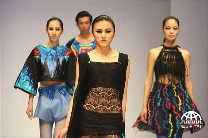 2014年4月23日，东北电力大学艺术学院2014届毕业设计作品发布会在北京798艺术区中央大厅举行，主题为“华尚无极” 。 
