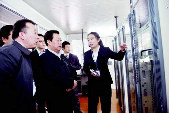 周生贤调研重庆市环境保护工作。环境保护部部长周生贤在听取大气环境综合观测超级实验室监测实验情况介绍。