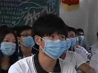 广东海丰臭气弥漫校园 学生戴口罩上课