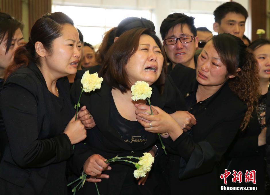 图片新闻5月5日上午10时,因救火牺牲的上海消防员钱凌云,刘杰的追悼会