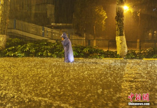 全国多地遭暴雨袭击 城市变泽国(组图)_中国发