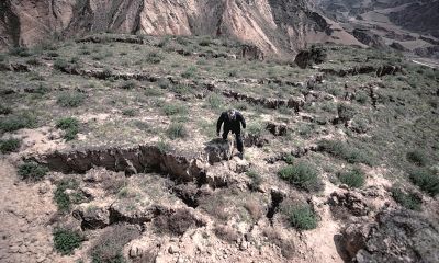  原本平整的耕地因为塌陷变得崎岖不平。