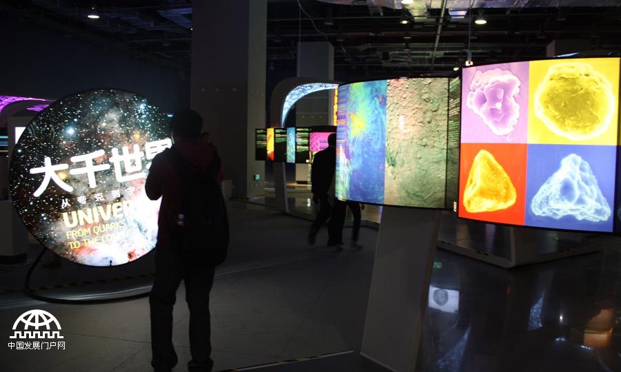 5月13日下午，由中国科学院、中国科学技术协会、德国马普学会共同主办的“科学隧道3.0”在中国科技馆开幕，展览将持续到6月23日。分别以宇宙、物质、生命、复杂性、大脑、健康、能源、社会等八大主题预测科学技术如何在未来几十年改变我们的生活。中国发展门户网王振红拍摄