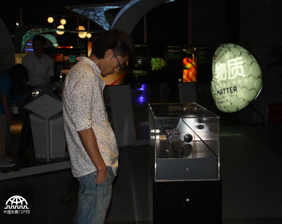 5月13日下午，由中国科学院、中国科学技术协会、德国马普学会共同主办的“科学隧道3.0”在中国科技馆开幕，展览将持续到6月23日。分别以宇宙、物质、生命、复杂性、大脑、健康、能源、社会等八大主题预测科学技术如何在未来几十年改变我们的生活。中国发展门户网王振红拍摄