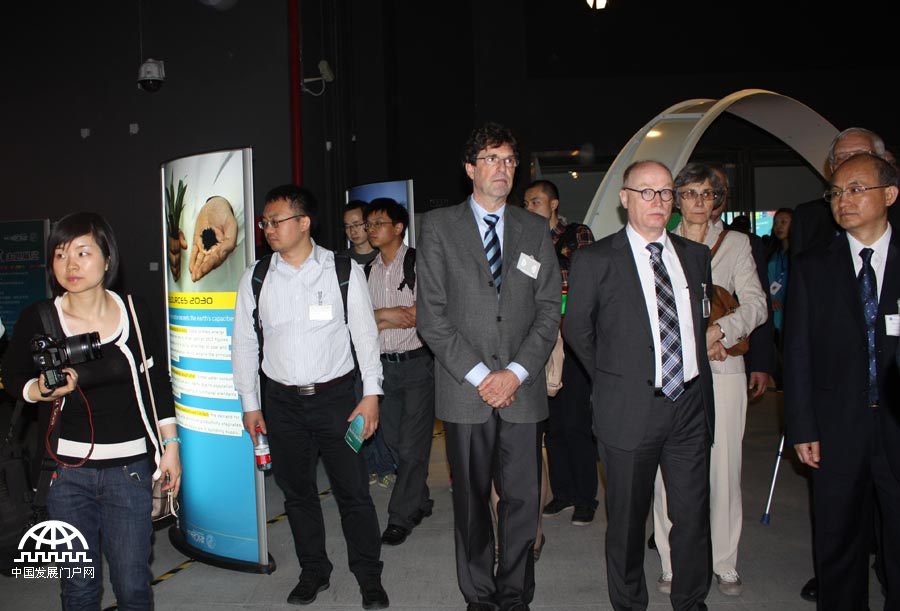 5月13日下午，由中国科学院、中国科学技术协会、德国马普学会共同主办的“科学隧道3.0”在中国科技馆开幕，展览将持续到6月23日。分别以宇宙、物质、生命、复杂性、大脑、健康、能源、社会等八大主题预测科学技术如何在未来几十年改变我们的生活。中国发展门户网王振红拍摄