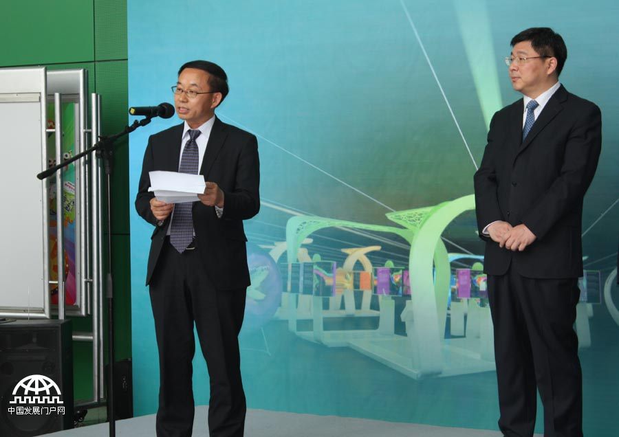 5月13日下午，由中国科学院、中国科学技术协会、德国马普学会共同主办的“科学隧道3.0”在中国科技馆开幕，展览将持续到6月23日。分别以宇宙、物质、生命、复杂性、大脑、健康、能源、社会等八大主题预测科学技术如何在未来几十年改变我们的生活。中国发展门户网王振红拍摄