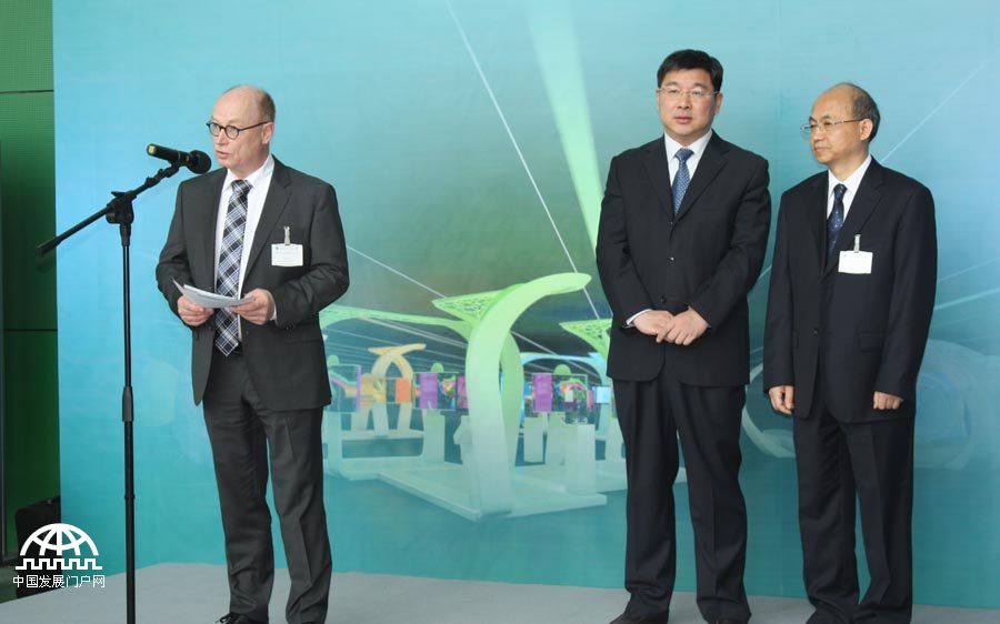 5月13日下午，由中国科学院、中国科学技术协会、德国马普学会共同主办的“科学隧道3.0”在中国科技馆开幕，展览将持续到6月23日。分别以宇宙、物质、生命、复杂性、大脑、健康、能源、社会等八大主题预测科学技术如何在未来几十年改变我们的生活。中国发展门户网王振红拍摄