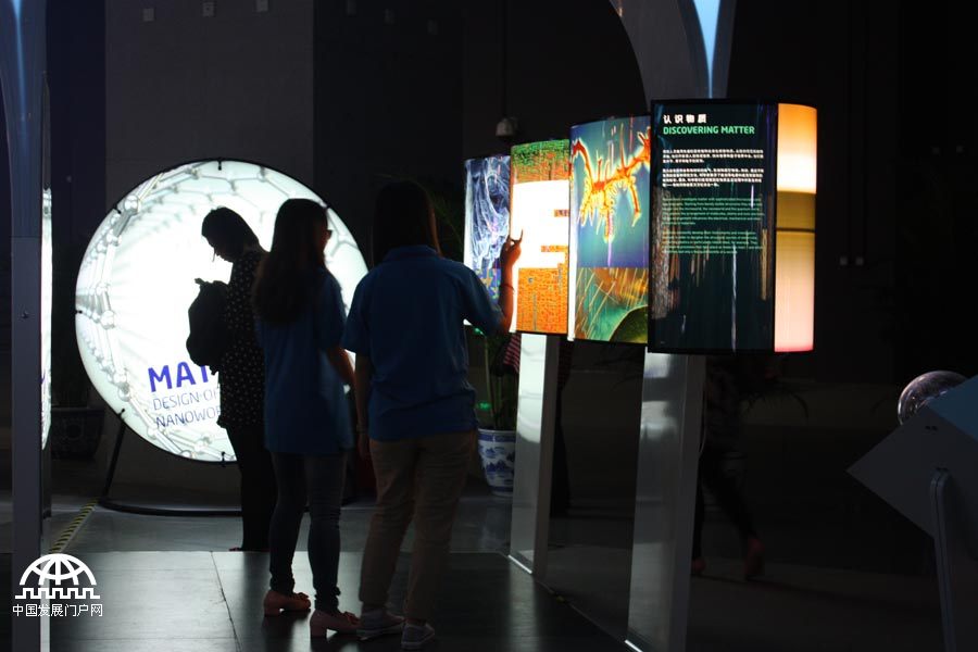 5月13日下午，由中国科学院、中国科学技术协会、德国马普学会共同主办的“科学隧道3.0”在中国科技馆开幕，展览将持续到6月23日。分别以宇宙、物质、生命、复杂性、大脑、健康、能源、社会等八大主题预测科学技术如何在未来几十年改变我们的生活。中国发展门户网王振红拍摄