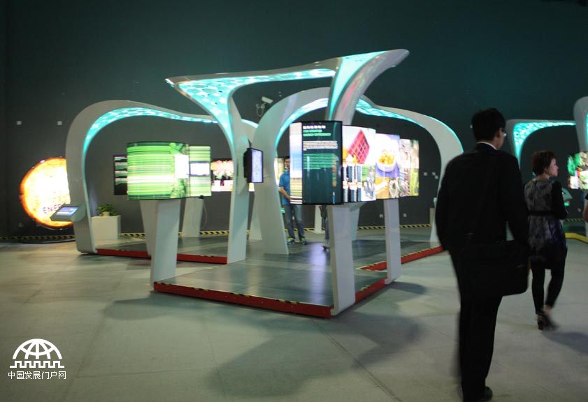 5月13日下午，由中国科学院、中国科学技术协会、德国马普学会共同主办的“科学隧道3.0”在中国科技馆开幕，展览将持续到6月23日。分别以宇宙、物质、生命、复杂性、大脑、健康、能源、社会等八大主题预测科学技术如何在未来几十年改变我们的生活。中国发展门户网王振红拍摄