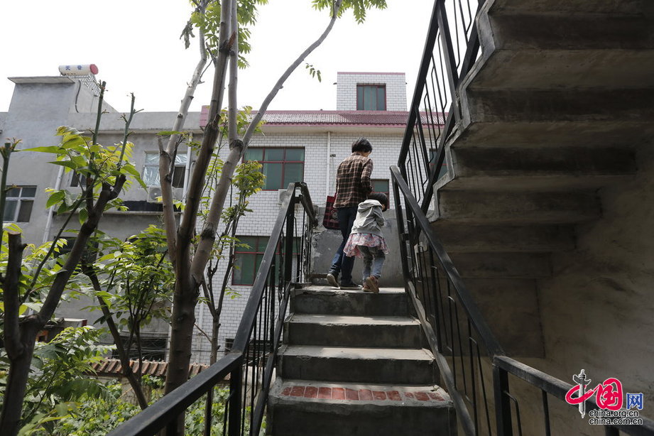 幼女强奸犯仅判四年猥亵罪 单亲妈妈控诉不愿接受捐款[组图]