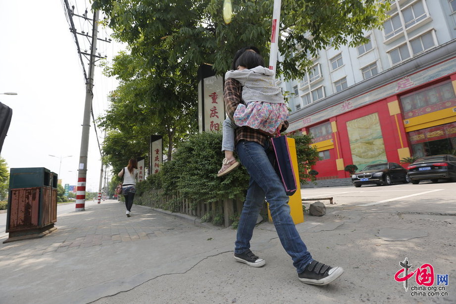 幼女强奸犯仅判四年猥亵罪 单亲妈妈控诉不愿接受捐款[组图]