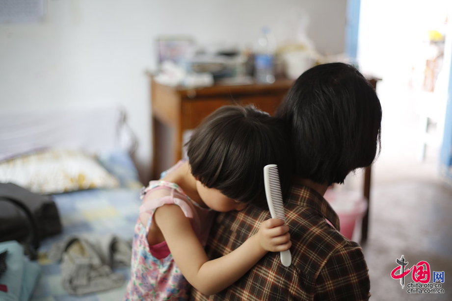 幼女强奸犯仅判四年猥亵罪 单亲妈妈控诉不愿接受捐款[组图]