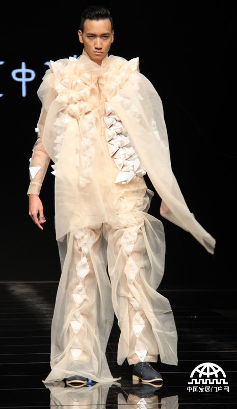  5月22日晚，中国著名青年时尚设计师姚峰在常熟国际博览中心举办了品牌专场时尚秀。设计师姚峰被赞誉为中国的“加利亚诺”（迪奥设计师） 中国发展门户网 胡少雄拍摄