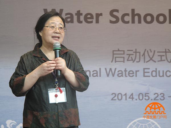 香格里拉可持续社区学会会长刘蕴华在全国水教育论坛开幕式上致辞。（中国发展门户网 焦梦摄）