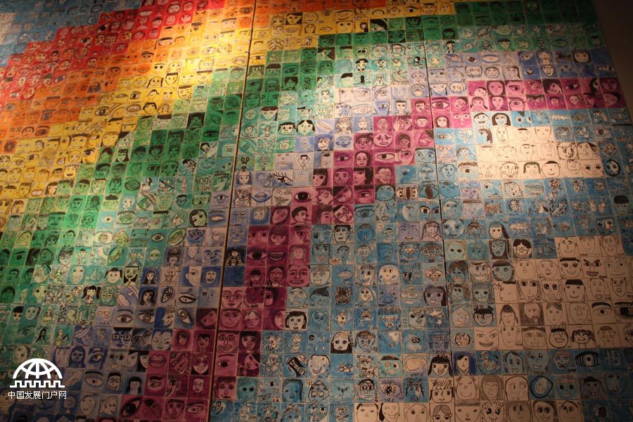 在“六一”国际儿童节到来之际，中国人民大学附属小学（简称人大附小）“中国梦·少年梦——纪念‘六一’国际儿童节暨师生美术作品展”于2014年5月27日在中国国家博物馆举行，展览截至6月5日。这是国家博物馆首次为小学生举办美术展览。本次展览精选人大附小师生们历时三年创造的3160件作品。王振红拍摄