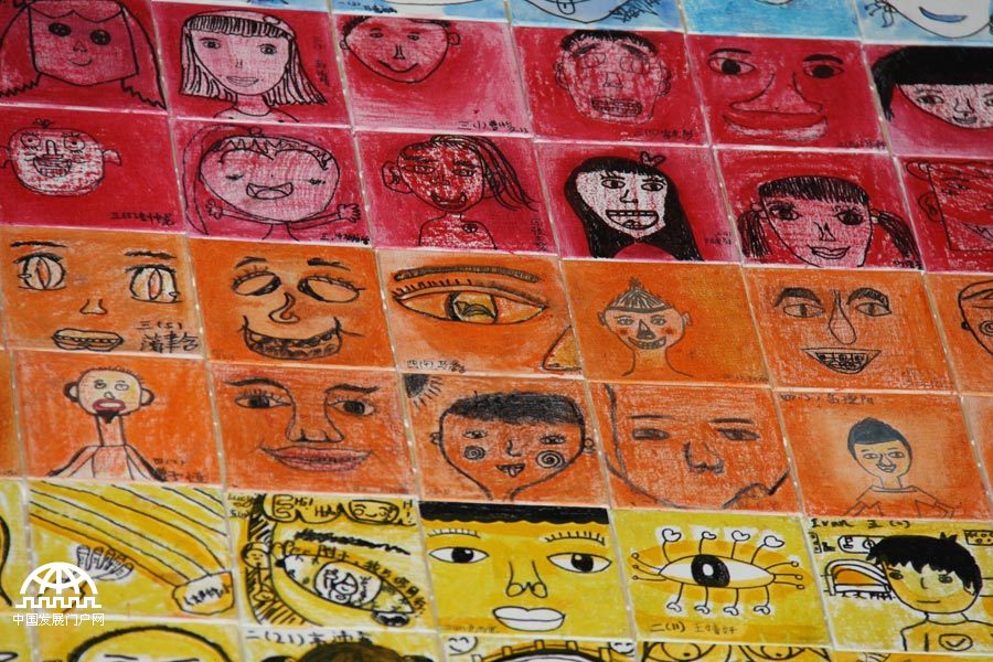 在“六一”国际儿童节到来之际，中国人民大学附属小学（简称人大附小）“中国梦·少年梦——纪念‘六一’国际儿童节暨师生美术作品展”于2014年5月27日在中国国家博物馆举行，展览截至6月5日。这是国家博物馆首次为小学生举办美术展览。本次展览精选人大附小师生们历时三年创造的3160件作品。王振红拍摄