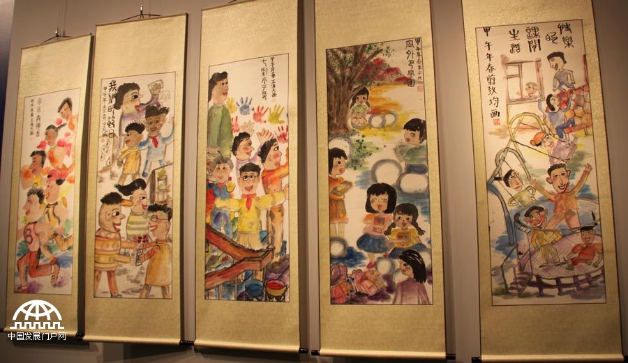 在“六一”国际儿童节到来之际，中国人民大学附属小学（简称人大附小）“中国梦·少年梦——纪念‘六一’国际儿童节暨师生美术作品展”于2014年5月27日在中国国家博物馆举行，展览截至6月5日。这是国家博物馆首次为小学生举办美术展览。本次展览精选人大附小师生们历时三年创造的3160件作品。王振红拍摄