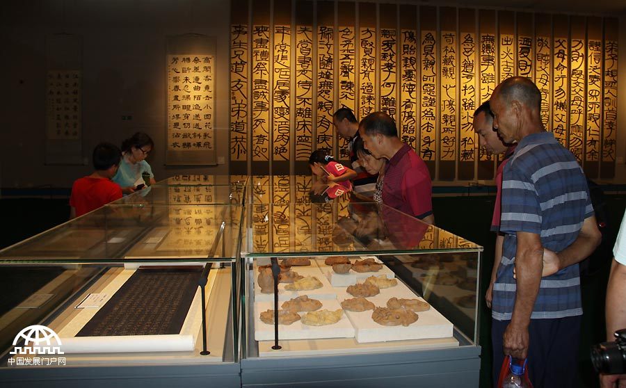 在“六一”国际儿童节到来之际，中国人民大学附属小学（简称人大附小）“中国梦·少年梦——纪念‘六一’国际儿童节暨师生美术作品展”于2014年5月27日在中国国家博物馆举行，展览截至6月5日。这是国家博物馆首次为小学生举办美术展览。本次展览精选人大附小师生们历时三年创造的3160件作品。王振红拍摄