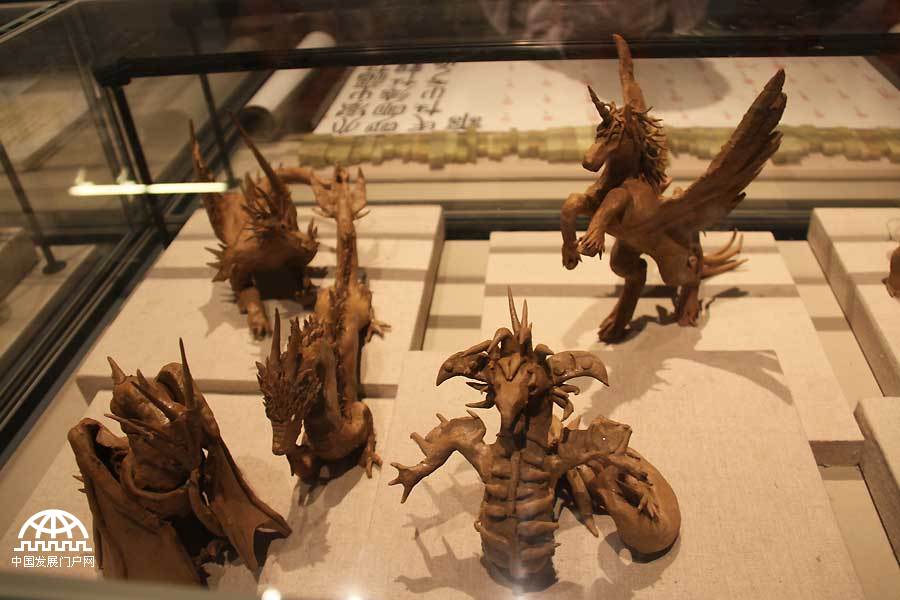 在“六一”国际儿童节到来之际，中国人民大学附属小学（简称人大附小）“中国梦·少年梦——纪念‘六一’国际儿童节暨师生美术作品展”于2014年5月27日在中国国家博物馆举行，展览截至6月5日。这是国家博物馆首次为小学生举办美术展览。本次展览精选人大附小师生们历时三年创造的3160件作品。王振红拍摄