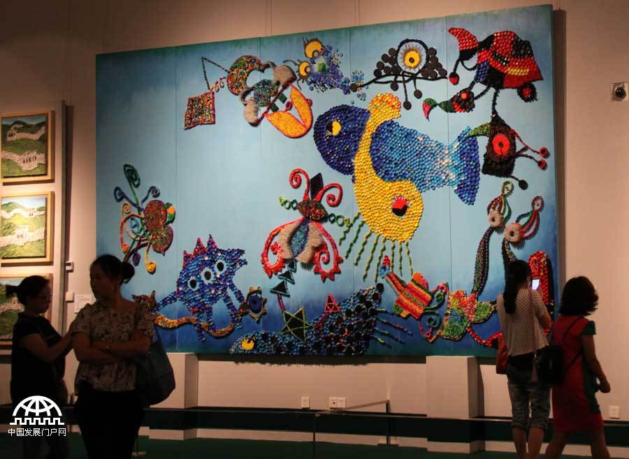 在“六一”国际儿童节到来之际，中国人民大学附属小学（简称人大附小）“中国梦·少年梦——纪念‘六一’国际儿童节暨师生美术作品展”于2014年5月27日在中国国家博物馆举行，展览截至6月5日。这是国家博物馆首次为小学生举办美术展览。本次展览精选人大附小师生们历时三年创造的3160件作品。王振红拍摄