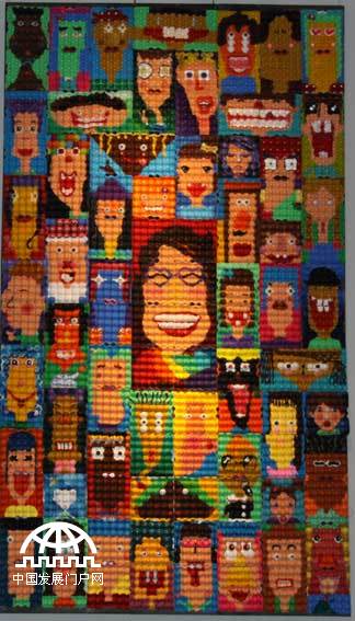 在“六一”国际儿童节到来之际，中国人民大学附属小学（简称人大附小）“中国梦·少年梦——纪念‘六一’国际儿童节暨师生美术作品展”于2014年5月27日在中国国家博物馆举行，展览截至6月5日。这是国家博物馆首次为小学生举办美术展览。本次展览精选人大附小师生们历时三年创造的3160件作品。王振红拍摄