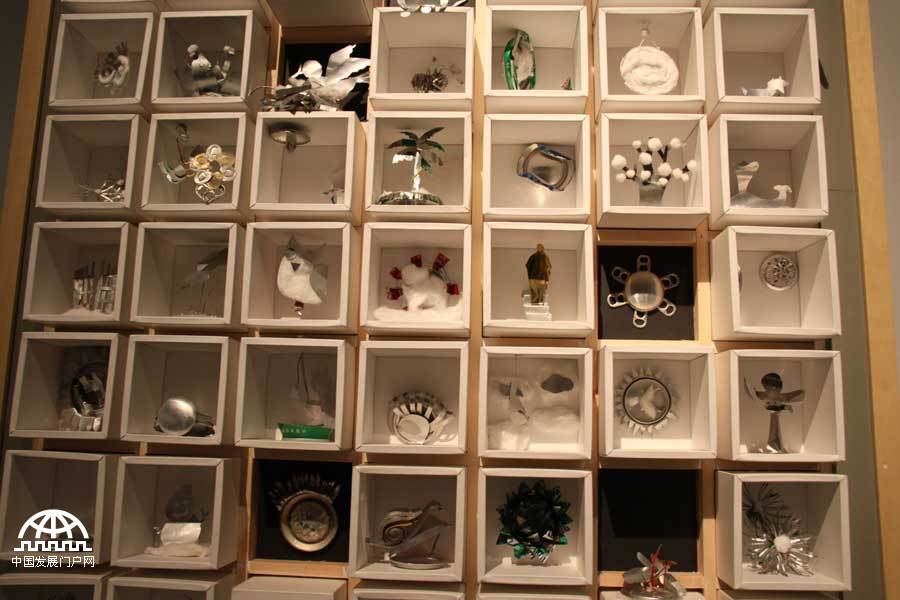 在“六一”国际儿童节到来之际，中国人民大学附属小学（简称人大附小）“中国梦·少年梦——纪念‘六一’国际儿童节暨师生美术作品展”于2014年5月27日在中国国家博物馆举行，展览截至6月5日。这是国家博物馆首次为小学生举办美术展览。本次展览精选人大附小师生们历时三年创造的3160件作品。王振红拍摄