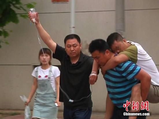 6月1日,招遠“5·28”事件受害者的丈夫被親友從醫院背回家,手上還掛著點滴,他悲痛欲絕,希望嚴懲暴徒。5月28日,6名“全能神教”暴徒在招遠市一家麥當勞餐廳將一名無辜女性殘忍毆打致死。張玉雷 攝