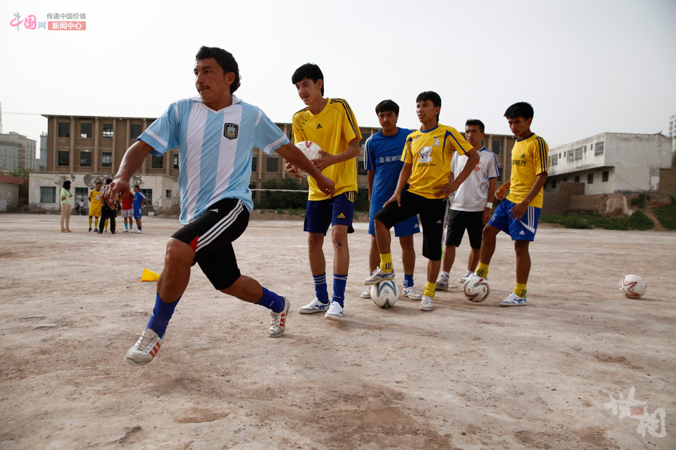 喀什足球少年的球星梦[组图]_中国发展门户网