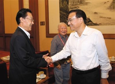 6月10日，李克強在會前與院士代表親切交談。新華社記者 龐興雷 攝