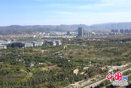 俯瞰云南省昆明市呈贡新区，绿意盎然。