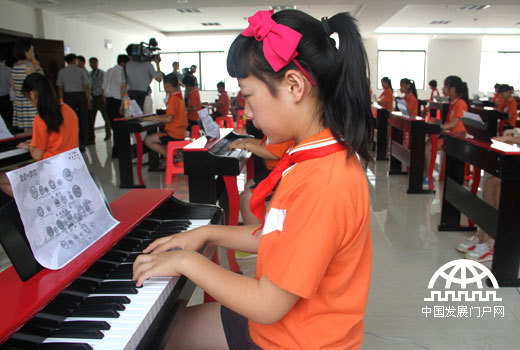  小学生进行电子钢琴表演。中国网/中国发展门户网 魏博 摄