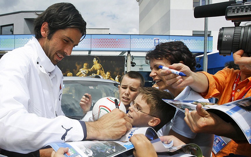 意大利球员布冯（Gianluigi Buffon），个人总资产：5000万，是十大高富帅中唯一一个守门员。