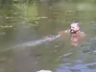 男子嘴对嘴 喂鳄鱼吃棉花糖 