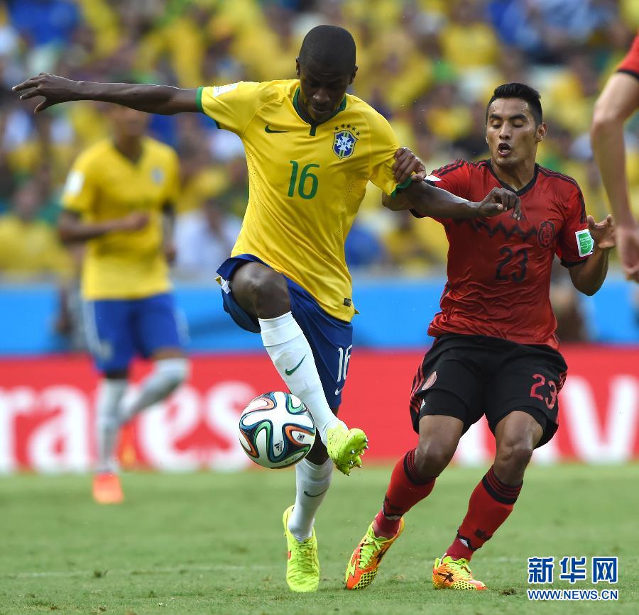 （世界杯）（26）足球——小组赛A组：巴西队对阵墨西哥队