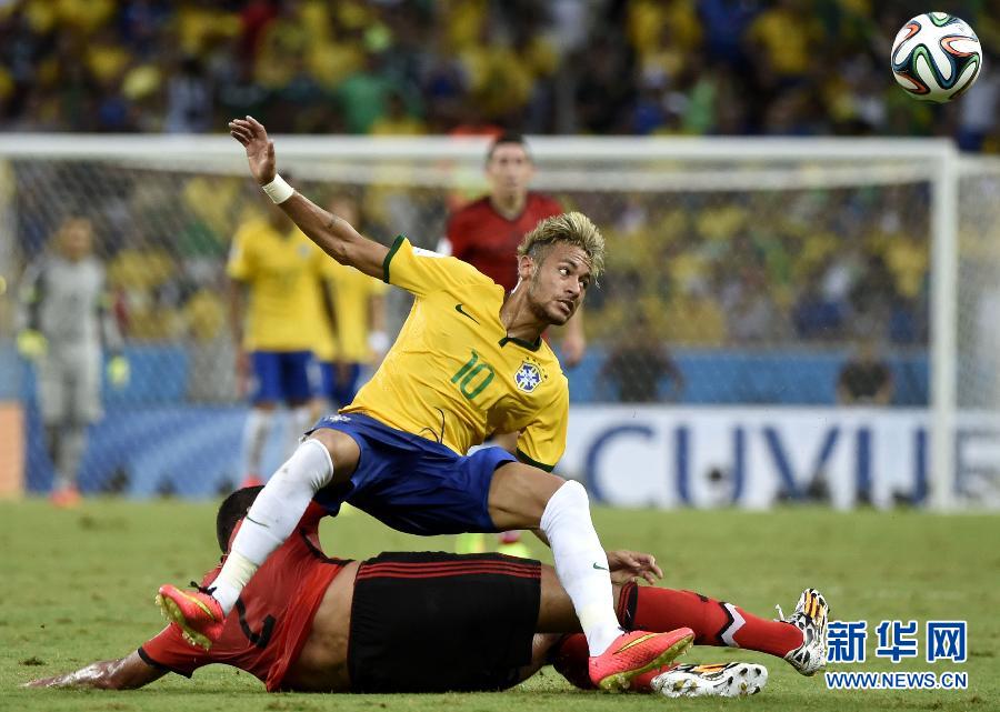 （世界杯）（59）足球——小组赛A组：巴西队对阵墨西哥队