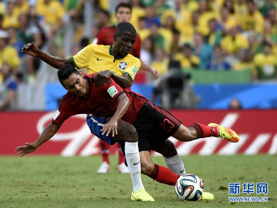 （世界杯）（62）足球——小组赛A组：巴西队对阵墨西哥队