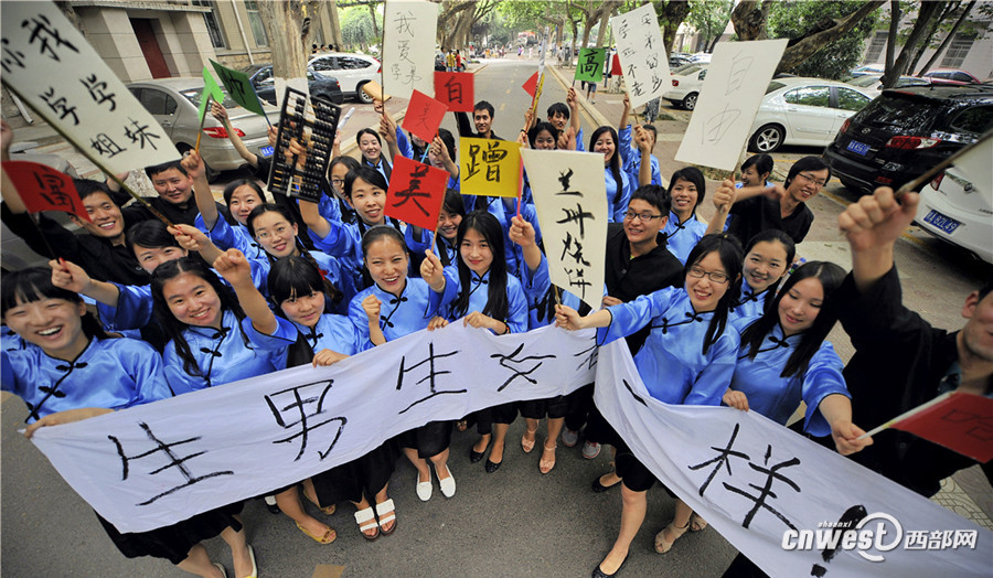 长安大学剧情版毕业照走红 学生演绎民国热血