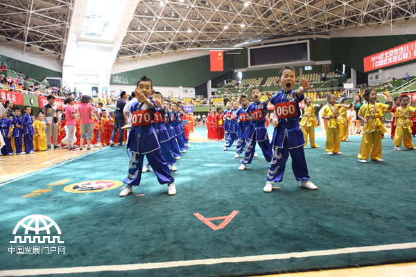 2014年北京市少儿武术比赛现场小选手一招一式虎虎生风，龙吟虎啸