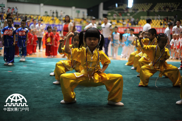 2014年北京市少儿武术比赛现场巾帼不让须眉，功夫“扎”实……