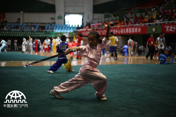 2014年北京市少儿武术比赛现场巾帼小英雄“亮剑”，英气逼人