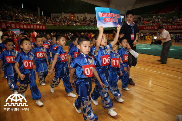 2014年北京市少儿武术比赛开幕式上小选手们举牌昂首挺胸、威风凛凛入场