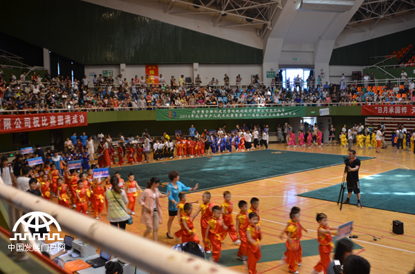 2014年北京市少儿武术比赛开幕式上小队员们精神抖擞、欢快列队进场