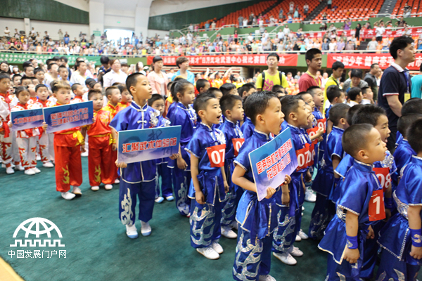 2014年北京市少儿武术比赛开幕式上小选手们列队唱国歌
