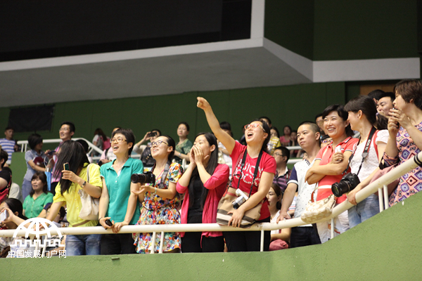 2014年北京市少儿武术比赛现场家长啦啦队呐喊助威